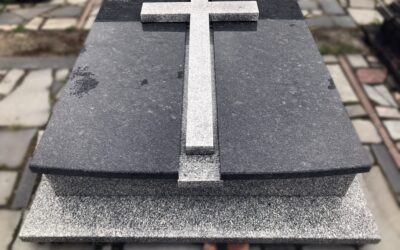Duma kolekcji - podwójny sarkofag z krzyżem