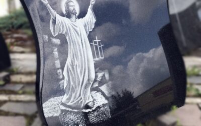 Elegancka tablica z wykutym Jezusem Zbawicielem