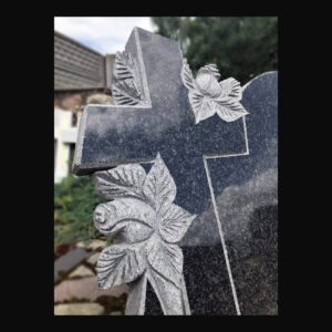 Tablica z rzeźbionymi ornamentami i sercem