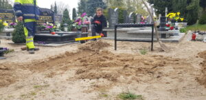 Proces montażu nagrobka po pogrzebie