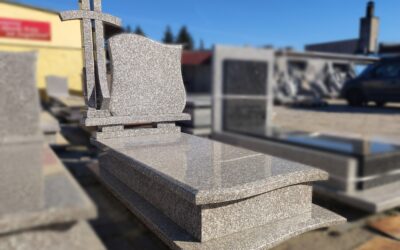 Nagrobek z podwyższoną tablicą i granitowym krzyżem