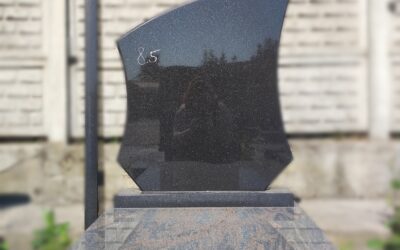 Wyjątkowy nagrobek ze stojącym krzyżem - Hallandia (Gnejs)