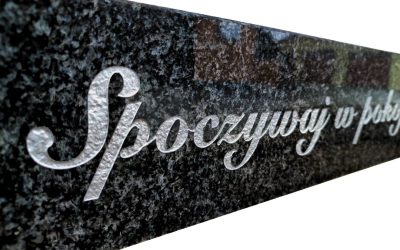 Litery piaskowane srebrzone na pomnik cmentarny