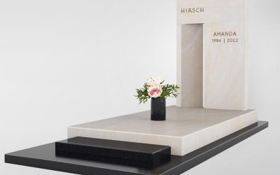 Nagrobek pojedynczy z piaskowca i czarnego granitu